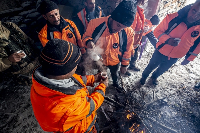 Kar vatandaşı esir almasın diye 24 saat nöbetteler